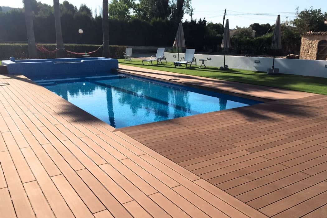 Imagen de una piscina con un suelo exterior Deck de Comadera.